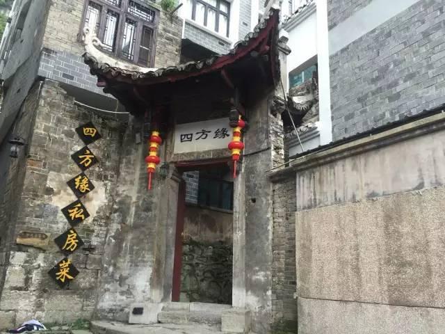 推眼镜时好帅!高铁上旁若无人批改论文,南航一教授红了